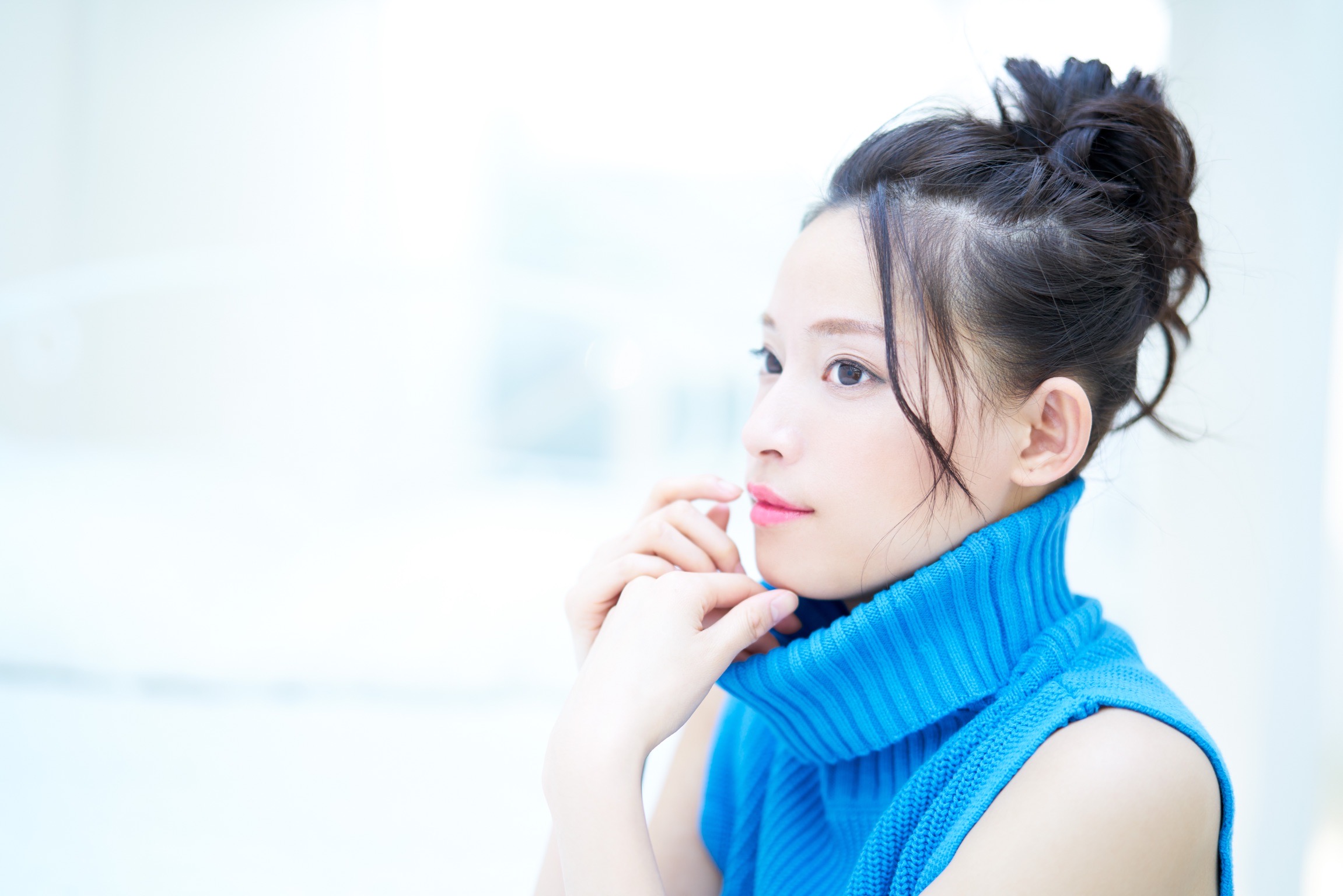 横顔を捉えた女性のポートレート
